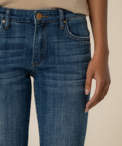 Amy Mid Rise Crop Straight, Petite in Deserving Wash