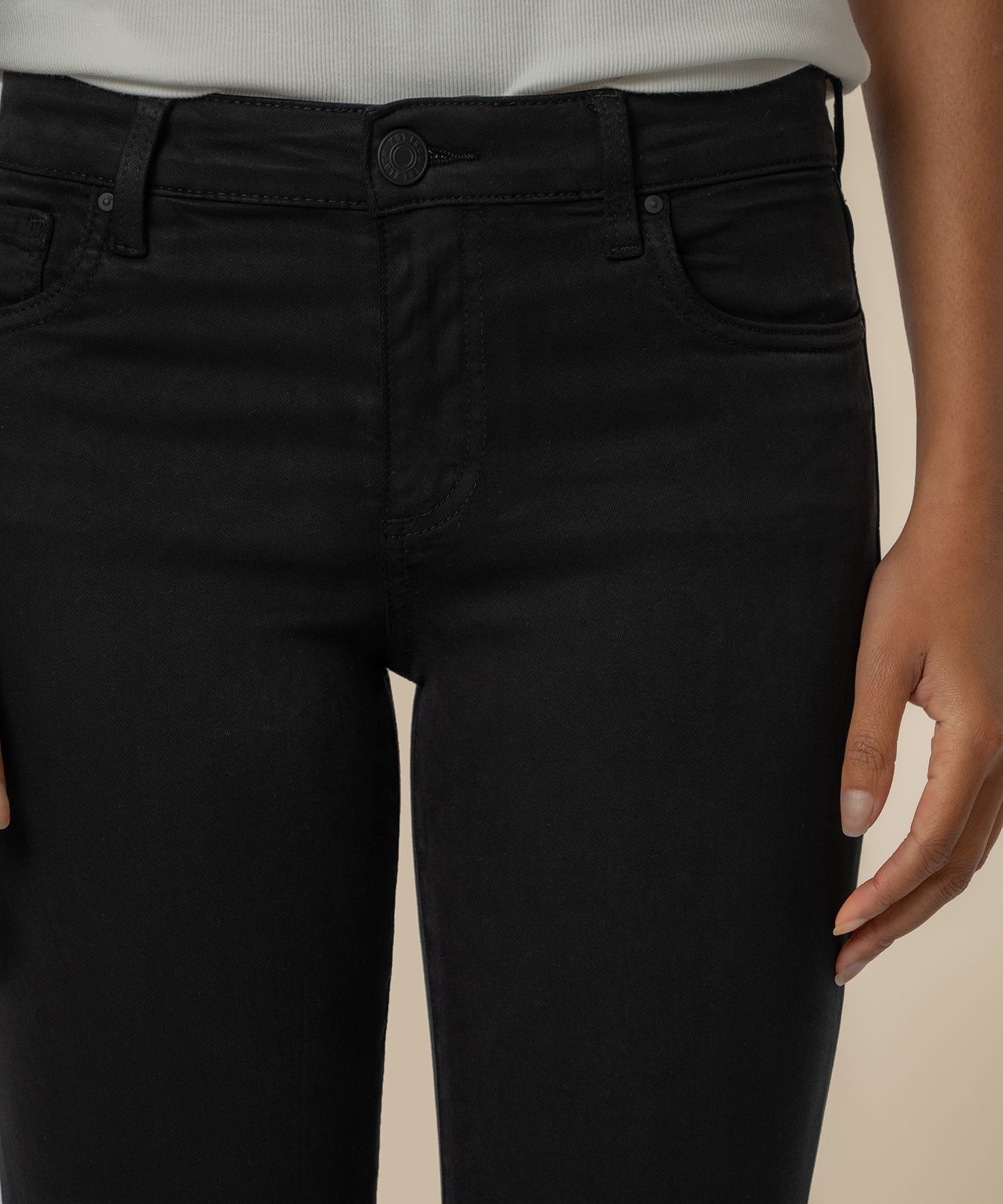 Amy Mid Rise Crop Straight, Petite in Black