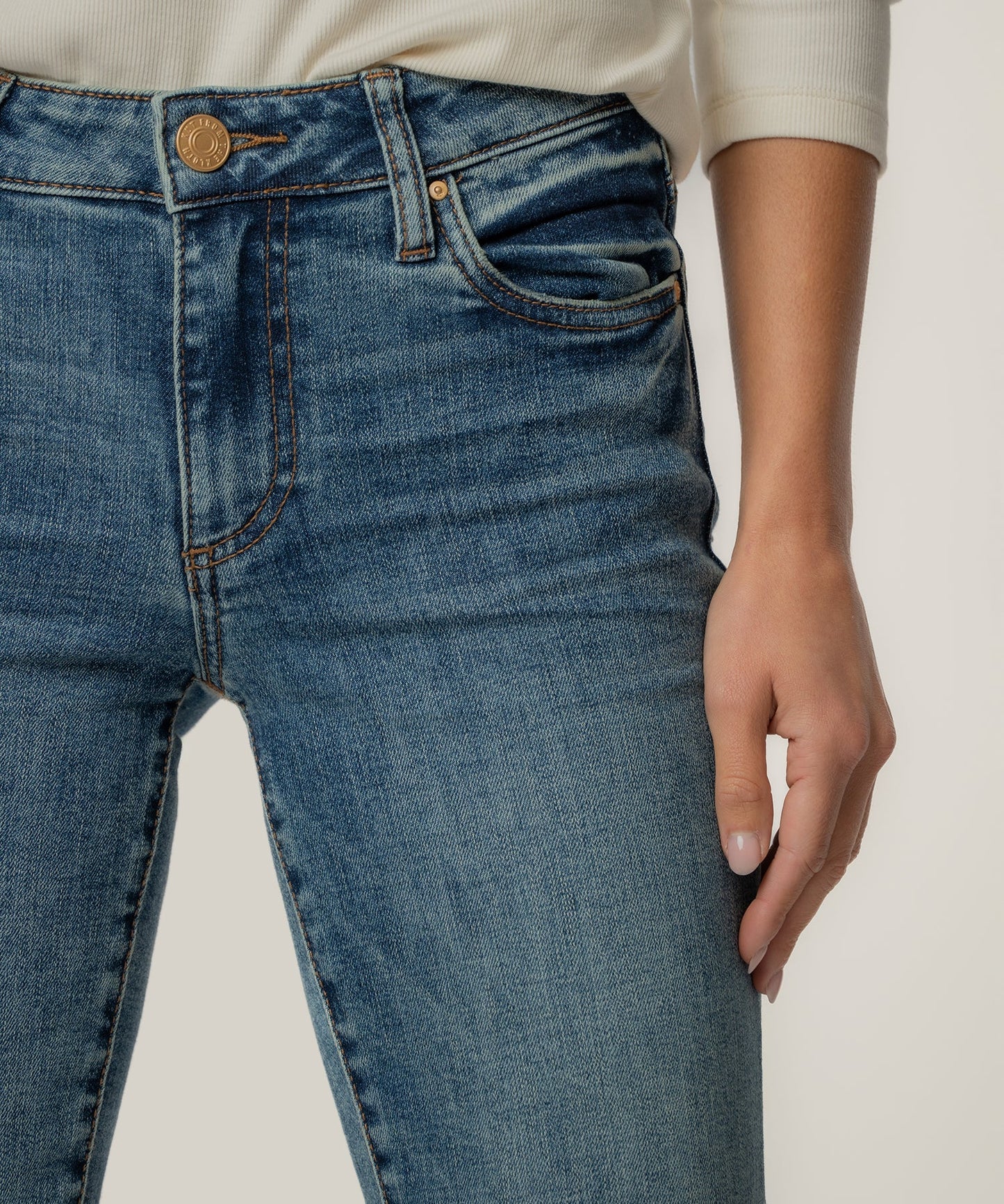Catherine Mid Rise Boyfriend, Petite in Enigmatic Wash
