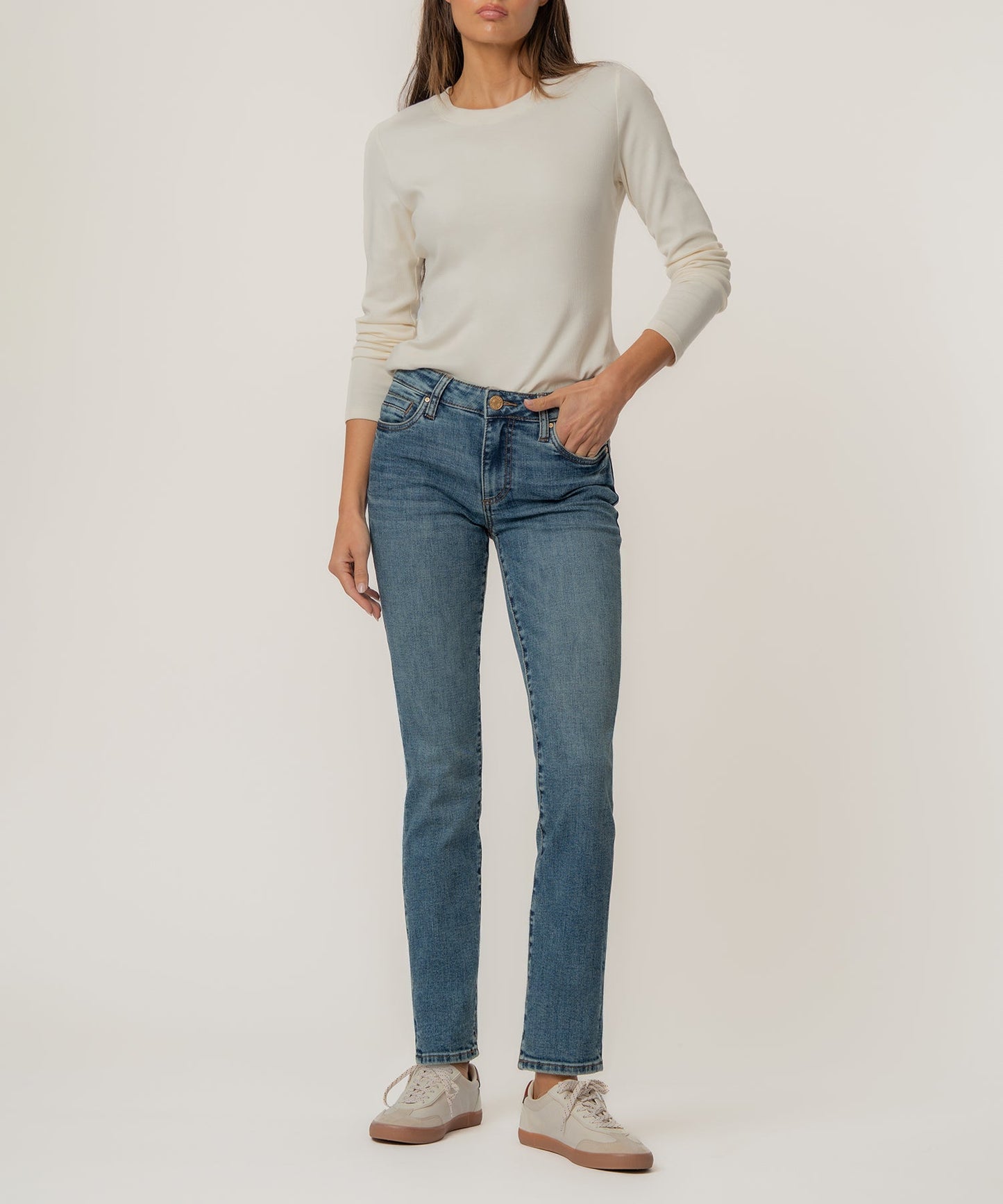 Catherine Mid Rise Boyfriend, Petite in Enigmatic Wash